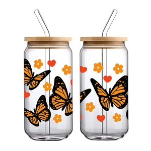 Detail van 16oz glazen bekers met vlinderstickers, bamboe deksels en glazen rietjes