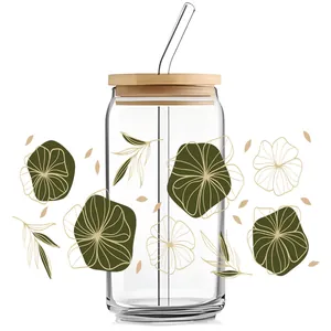 Detail eines UV-DTF-Transfer-Blumendekors auf 16oz Glasdose mit Bambusdeckel und Halm