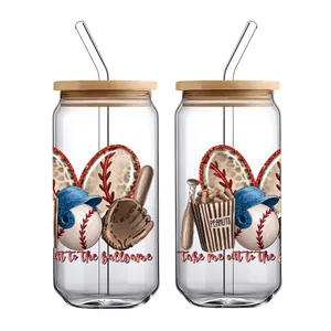 Détail de verres de 16oz avec couvercles en bambou et stickers UV DTF sur le baseball