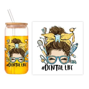 Détail d'un autocollant UV thème dentaire sur un gobelet en verre 16oz avec couvercle