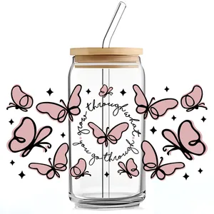 Dettaglio del bicchiere da 16oz con decalcomanie farfalla rosa e citazione ispiratrice per bevande