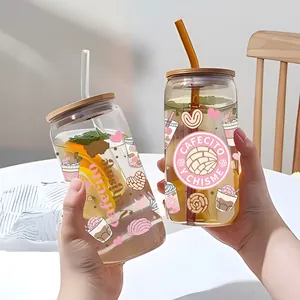 Detalle de vasos de 16oz con tapas de bambú y pegatinas UV DTF con motivos de café