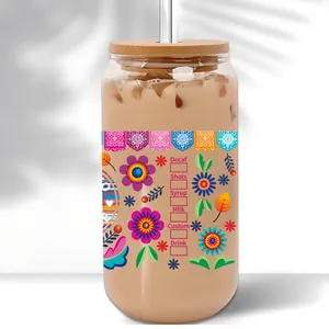 Détail des autocollants transfert UV DTF mandala sur un verre de 16oz avec couvercle bambou