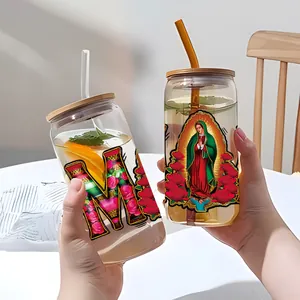 Détail de verres en forme de canette 16oz avec motifs UV et couvercles en bambou