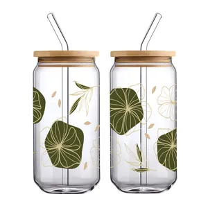 Detail von 16oz Gläsern mit Bambusdeckeln, Strohhalmen und floralen UV-DTF-Aufklebern