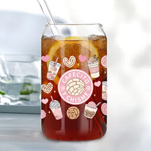 Detalle de vaso de 16oz con patrones Concha rosa y logotipo de Cafecito y Chisme