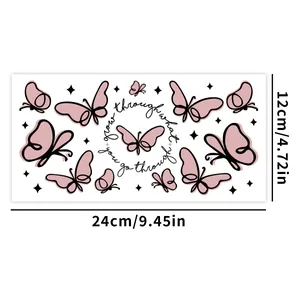 Dettaglio dell'adesivo UV DTF per vetro da 16oz con farfalle rosa e misure del prodotto