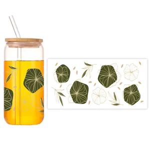 Detail eines 16oz Glasbechers mit dunkelgrünem UV-Transferdekor und Bambusdeckel