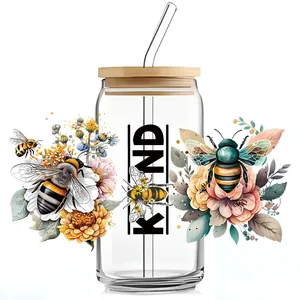 Detail van 16oz glas met bamboe deksel en glazen rietje met bijen en bloemen print