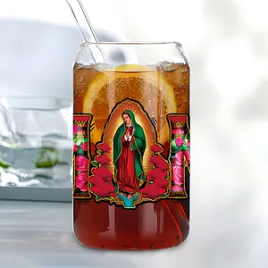 Détail d'un verre canette 16oz avec autocollant UV DTF de Guadalupe et paille en verre