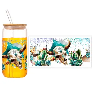 Detail eines 16oz Glases mit UV-DTF-Transfer, Western-Boho-Stier-Schädel und Kaktus-Aufdruck