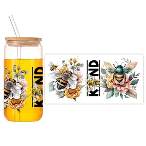 Detail van 16oz glas met bijenbloemenprint, bamboe deksel en glazen rietje