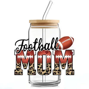 Détail d'un verre de 16oz avec motif Football MOM imprimé football et léopard chic
