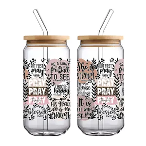 Dettaglio di bicchieri 16oz con coperchi in bambù e scritte motivazionali su sfondo bianco
