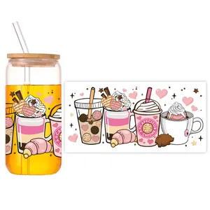 Détail d'un verre de 16oz avec motifs de dessins animés, couvercle en bambou et paille
