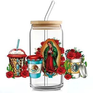 Détail du verre 16oz avec Vierge de Guadalupe, roses rouges et couvercle en bambou