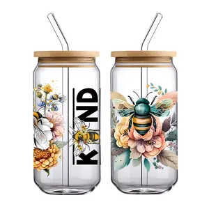 Detail van 16oz glazen bekers met bamboe deksels en UV DTF-prints van bloemen en bijen