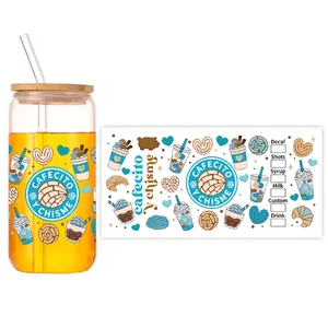Detalle de diseño UV en frasco mason de 16oz con tapa de bambú y pajita de cristal sólido