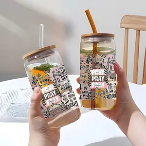 Dettaglio di bicchieri da 16oz con adesivi UV, coperchi in bambù e cannucce in vetro