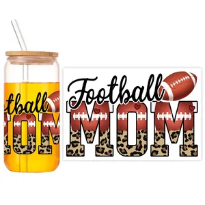 Détail de l'autocollant UV DTF Football MOM sur verre de 16oz avec couvercle bambou