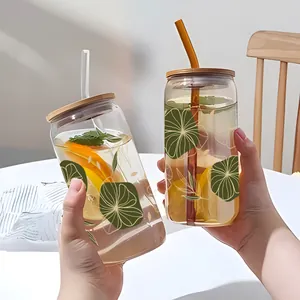 Detailansicht von UV-Transfer-Blumenmustern auf einem Glasbecher mit Bambusdeckel