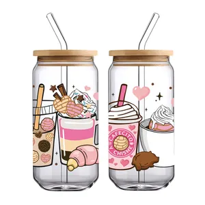 Détail de verres 16oz avec couvercles en bambou et motifs de café mignons en transfert UV