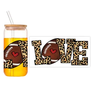 Detail van 16oz glazen beker met bamboe deksel en voetbal-luipaardprint LOVE sticker