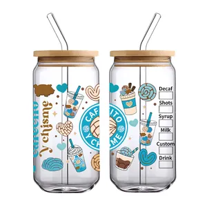 Detalle de vaso de 16oz con tapa de bambú, menú de café y estampado de Cafecito Y Chisme