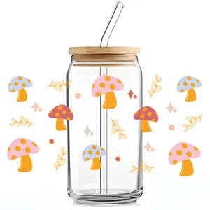 Detail van 16oz glas met kleurrijke paddenstoel UV DTF stickers en een bamboe deksel