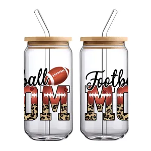 Détail du verre 16oz en forme de canette avec couvercle en bambou et autocollant Football Mom