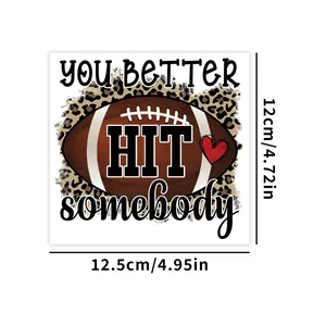 Détail d'autocollant UV DTF football américain 12,5x12cm avec motif léopard et slogan
