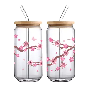 Details von 16oz Gläsern mit Kirschblüten-UV-DTF-Aufklebern, Bambusdeckeln und Glasstrohhalmen