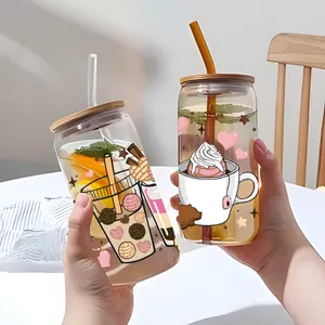 Détail de canettes en verre 16oz avec autocollants UV mignons et couvercles en bambou