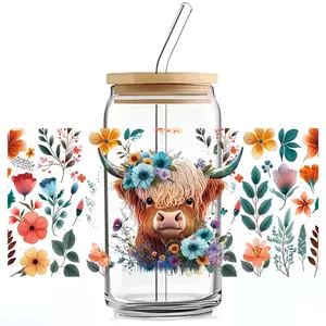 Detail eines Hochlandrind-UV-DTF-Aufklebers auf 16oz Glasbecher mit einem Bambusdeckel