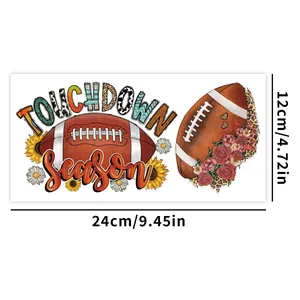 Detailweergave van voetbal- en zonnebloem-UV-DTF-stickers van 24 cm breed bij 12 cm hoog