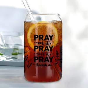 Bicchiere da 16oz a forma di lattina con stampa PRAY, cubetti di ghiaccio e cannuccia