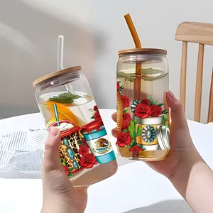 Détail d'un verre de 16oz en forme de canette avec couvercle en bambou et motifs floraux