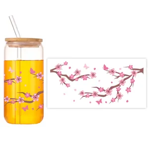 Detailansicht 16oz Glas mit Kirschblüten UV DTF Aufkleber und Bambusdeckel