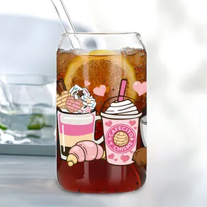 Détail du verre 16oz avec autocollant de transfert UV Cafecito y Chisme et paille