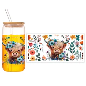 Detail der Hochlandkuh mit Blumen auf 16oz Glas mit Bambusdeckel und Trinkhalm