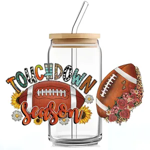 UV DTF-sticker op 16oz glazen beker met bamboe deksel en rietje met football ontwerp