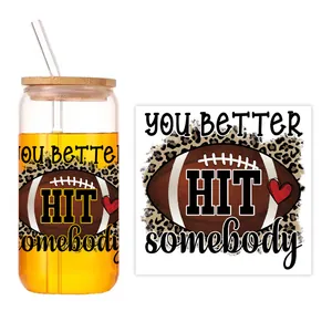 Détail d'un verre de 16oz avec couvercle en bambou et motif football américain transfert UV