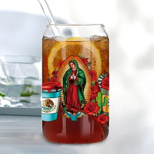 Détail d'un verre canette 16oz avec motifs colorés de la Vierge de Guadalupe et fleurs