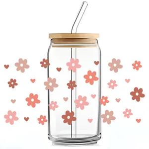 Detail van 16oz glas met bamboe deksel en roze bloemen en hartjes UV-transferprint