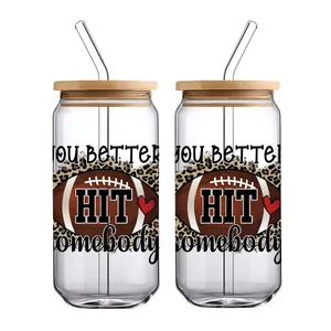 Détail des stickers UV DTF thème football sur verres 16oz avec couvercles bambou