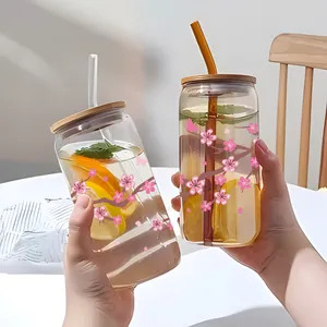 Detailansicht von 16oz Glasdosen mit Kirschblüten-UV-Aufklebern und Bambusdeckeln