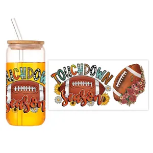 Detail van de Amerikaanse voetbal UV DTF-sticker op glazen beker met bamboe deksel