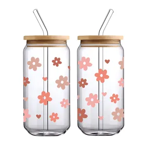 Detail van 16oz glazen blikjes met florale UV-stickers en bamboe deksels