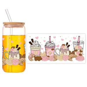 Détail du verre 16oz avec motif cartoon Cafecito y Chisme, couvercle bambou et paille