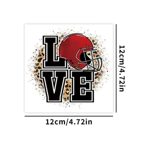 Détail de l'autocollant UV DTF de 12 cm avec casque de football et motif léopard